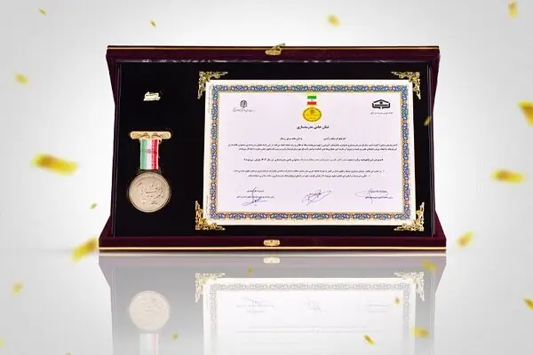 تقدیر ویژه از مدیرعامل بانک پاسارگاد؛ نشان حامی مدرسه‌سازی به مجید قاسمی اهدا شد