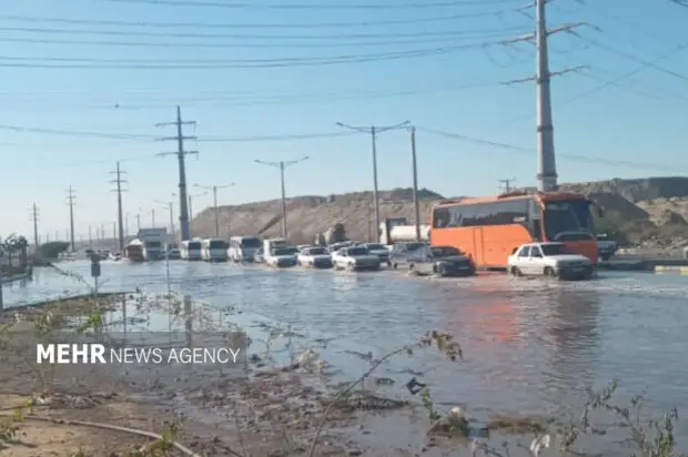 آبگرفتگی شدید بلوار شهید رجایی بندرعباس؛ عبور و مرور مختل شد!