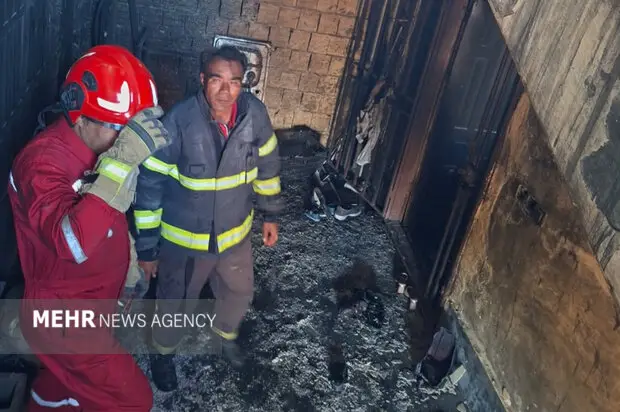 آتش‌سوزی مهیب در مسکن مهر جاسک؛ لحظاتی که آتش‌نشانان قهرمانانه شعله‌ها را مهار کردند!