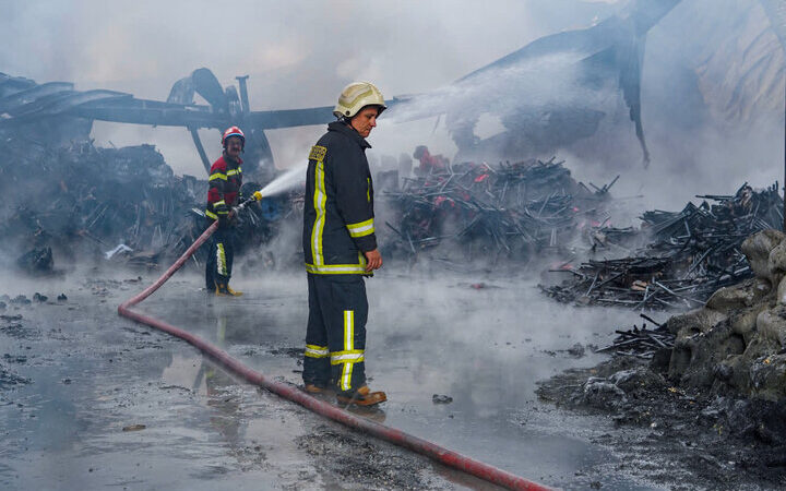 آتش‌سوزی مهیب انبار ۷۰۰۰ متری ضایعات در مشهد؛ آتش‌نشانان در خط مقدم نبرد با شعله‌ها