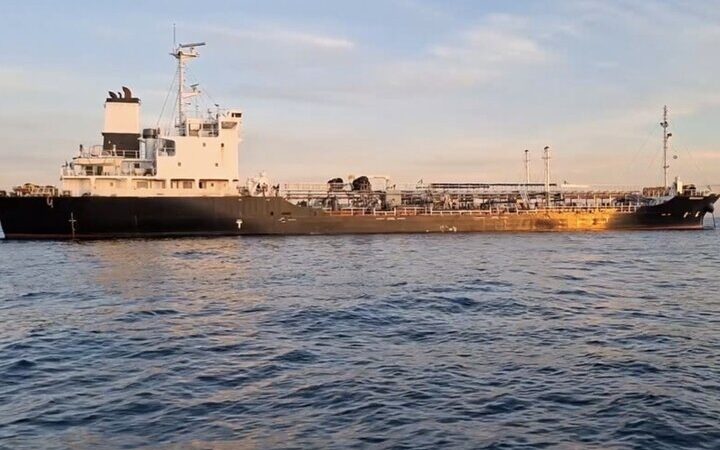 نفت‌کش خارجی توقیف‌شده در خلیج فارس؛ چه رازهایی در دل امواج پنهان است؟