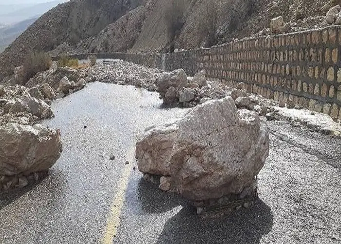 ریزش سنگ و خرابی جاده سیاهو؛ نیسان بار گوجه واژگون شد!