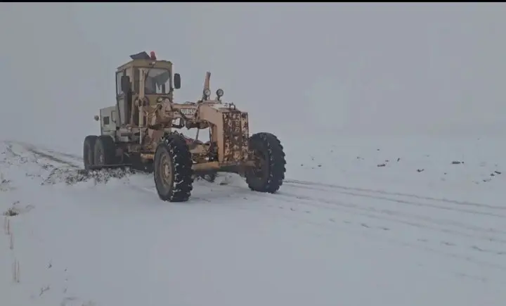 عملیات نفس‌گیر برف‌روبی در محور روستایی چالاب به قزلتپه بیجار؛ راه‌ها بازگشایی شد!