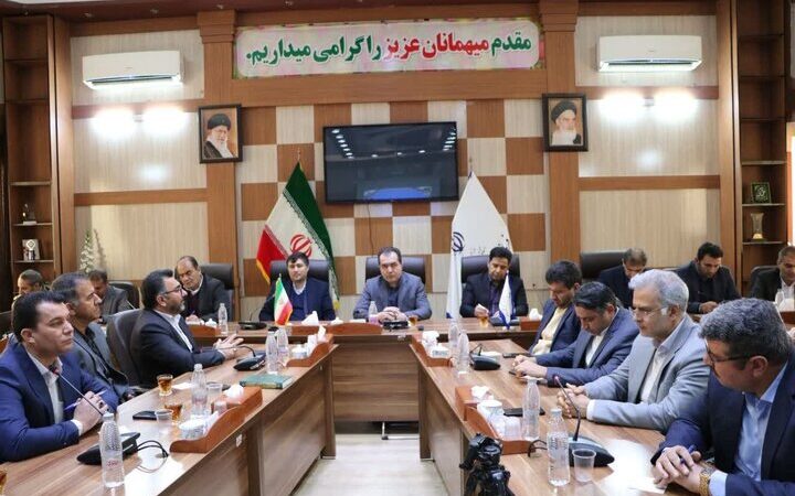 معموری تأکید کرد: دستگاه‌های دولتی خراسان شمالی باید به کسب‌وکارهای محلی اولویت دهند!