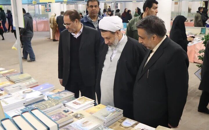 امام جمعه کرمان: کتاب‌خوانی باید به عادت روزانه همه خانواده‌ها تبدیل شود!