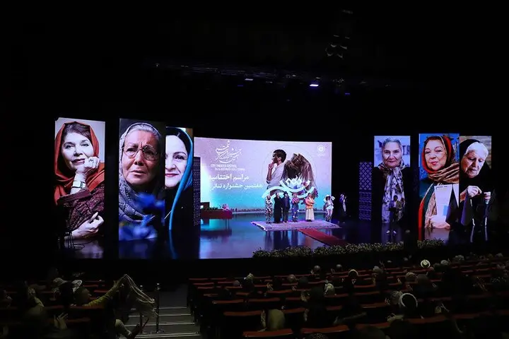 جشنواره تئاتر «شهر» در لحظه‌ای تاریخی؛ خبرنگار مهر با افتخار تجلیل شد