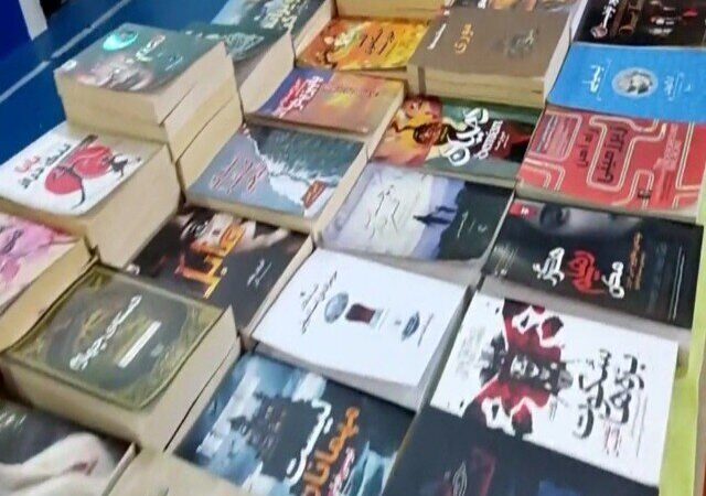 پنجمین نمایشگاه کتاب دهگلان با بیش از هزار عنوان جذاب کتاب آغاز به کار کرد!
