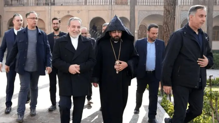 بازدید تاریخی وزیر امور خارجه از کلیسای وانک در قلب اصفهان؛ هدیه‌ای ویژه به یادگار!