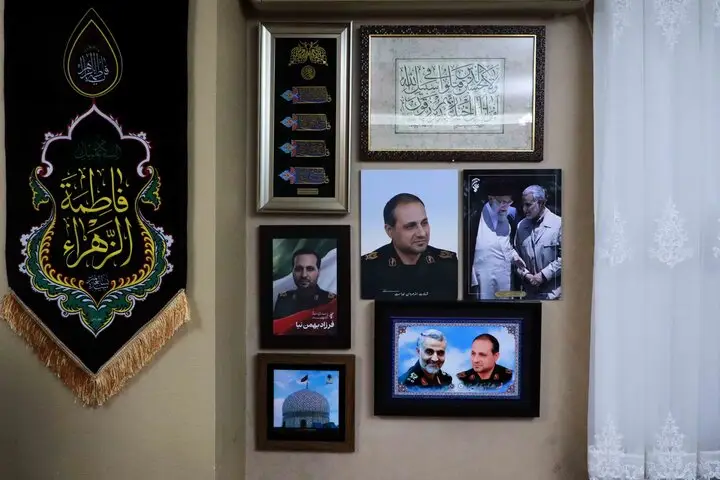 تصاویری تکان‌دهنده از ایستادگی خانواده سردار شهید فرزاد بهمن‌نیا پس از شهادت