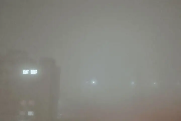 آرامش مرموز اراک در دل دود و مه سنگین؛ سکوتی که حرف‌ها دارد!