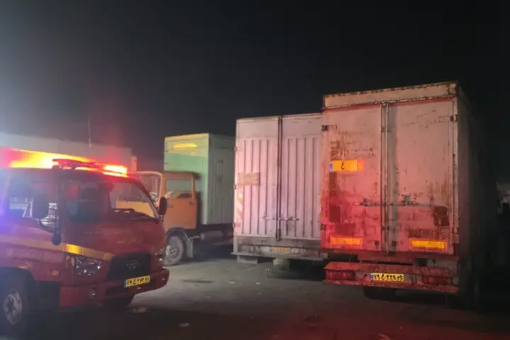 آتش‌سوزی مهیب در انبار ضایعات روباز مشهد؛ خطر گسترش شعله‌ها جدی است!