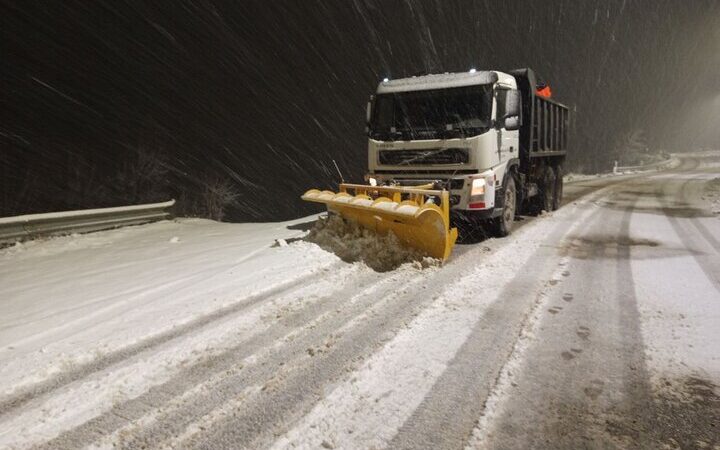برف روبی شبانه‌روزی در آذربایجان غربی؛ تلاش بی‌وقفه برای باز نگه داشتن مسیرها