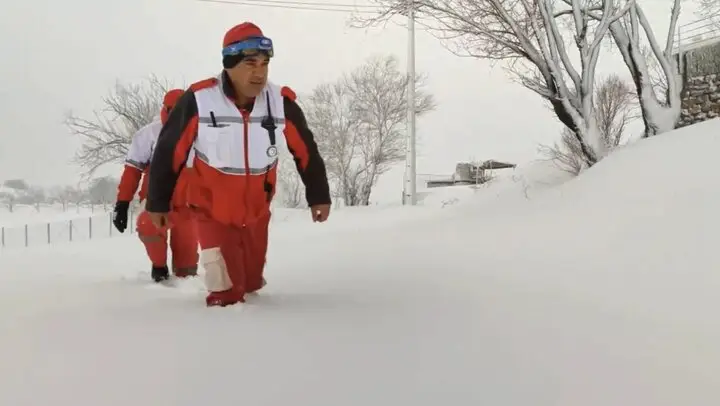نجات معجزه‌آسا ۱۴ نفر از برف‌گیر شدن در سردشت پس از ۷ ساعت تلاش نفس‌گیر