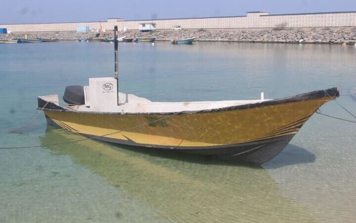 شناور قاچاق حامل ۵۰۰ لیتر بنزین در بندرلنگه توقیف شد؛ ۳ متهم دستگیر شدند!