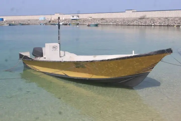 شناور قاچاق حامل ۵۰۰ لیتر بنزین در بندرلنگه توقیف شد؛ ۳ متهم دستگیر شدند!