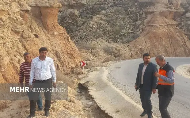 مسیر جاده ساحل بنود به خاطر نشست زمین مسدود شد؛ تردد ممنوع از ۸ دی!