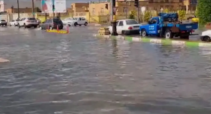 آبگرفتگی شدید معابر گناوه؛ مشکلات گسترده برای مردم و خودروها در پی بارش‌ها