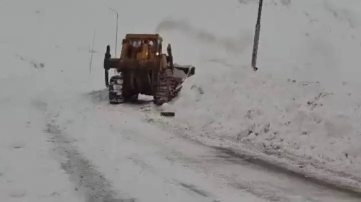 بارش برف سنگین در گردنه چری کوهرنگ؛ جاده‌ها سفیدپوش شدند!