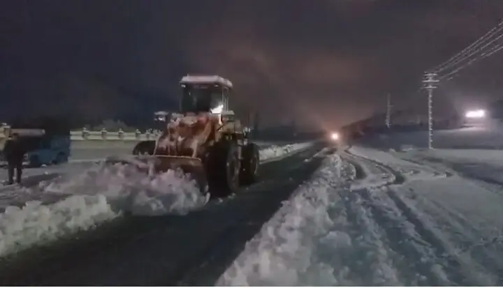 برف‌روبی ۱۴۰۰کیلومتر محور و رهاشدن ۱۵۰ خودرو در کولاک مهدیشهر و دامغان