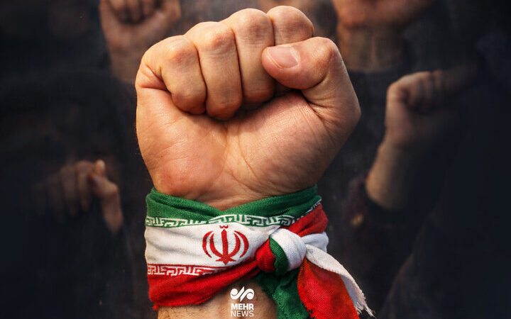 رهبر انقلاب: مردم ما در مقابله‌ی با فتنه، خودشان به پا خاستند