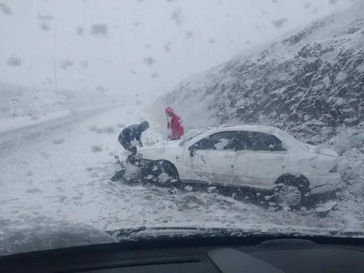 نبرد اورژانس ۱۱۵ با برف برای نجات جان بیماران در کردستان