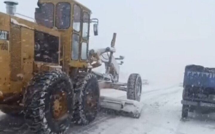 انجام عملیات برفروبی و نمک‌پاشی راهداران سنندج در محورهای مواصلاتی
