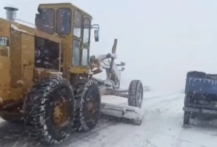 انجام عملیات برفروبی و نمک‌پاشی راهداران سنندج در محورهای مواصلاتی