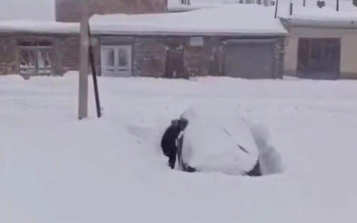 روستای گنبرف زیر یک متر برف فرو رفت
