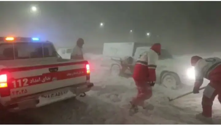 امدادرسانی به خودروهای گرفتار در برف و کولاک محور پیرانشهر – تمرچین