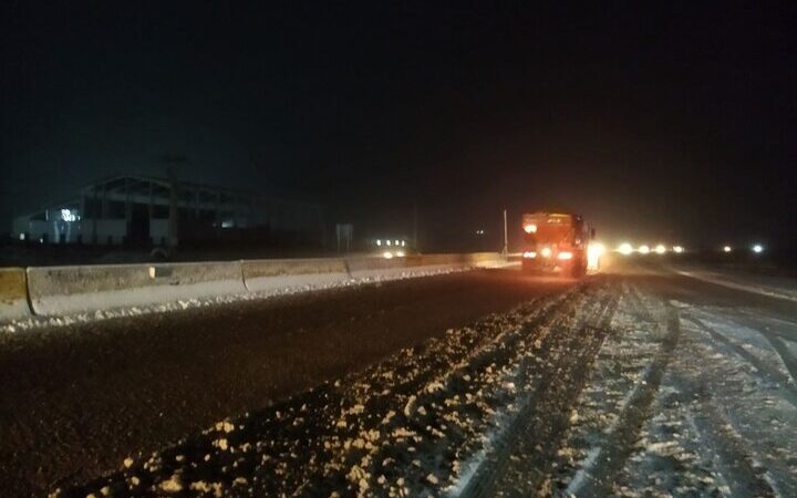 انجام عملیات برف روبی و نمک پاشی محورهای مواصلاتی شرق استان سمنان