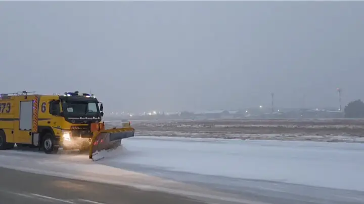 برف روبی باند فرودگاه ارومیه برای پرواز