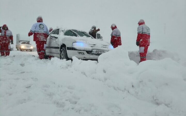 ۷۸۰ خودرو گرفتار در برف جاده های آذربایجان‌غربی امدادرسانی شدند