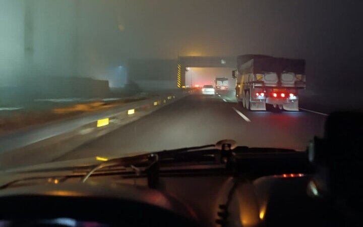 امدادرسانی راهداران مرکزی به خودروهای گرفتار در محور خمین- الیگودرز