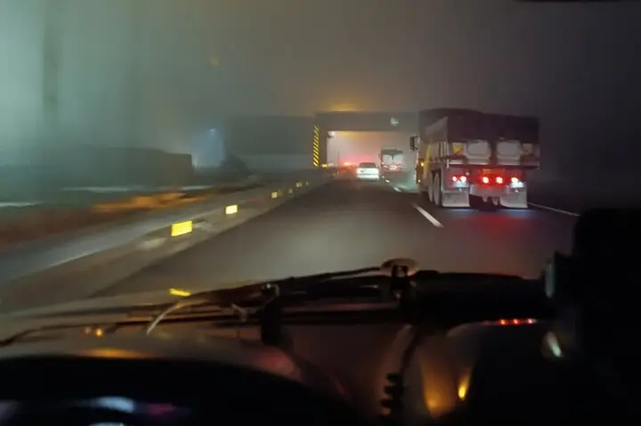 امدادرسانی راهداران مرکزی به خودروهای گرفتار در محور خمین- الیگودرز