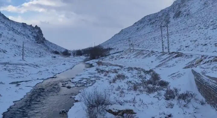 تصاویری زیبا از جاری شدن چشمه‌ها در دل برف
