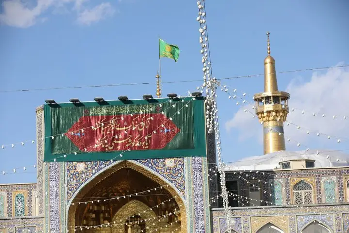 نصب کتیبه های ویژه ولادت امام جواد(ع) در حرم مطهر حضرت رضا(ع)