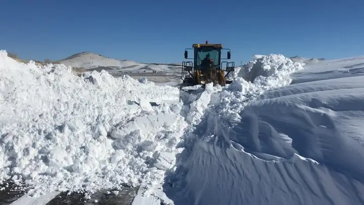 بازگشایی بیش از ۶۰ راه روستایی دهگلان پس از بارش سنگین برف
