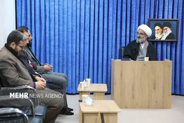 نماینده ولی‌فقیه در سمنان: مداحان پرچمدار ادبیات مقاومت باشند