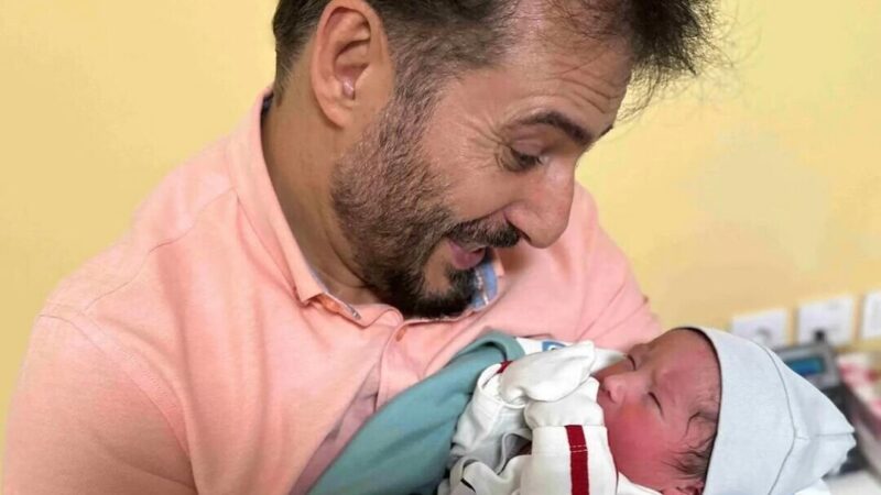 حضور سیدجواد هاشمی در بیمارستان برای ملاقات نوه و عروسش با صورت خندان/ ایشالا همیشه سلامت باشی کوچولو+عکس