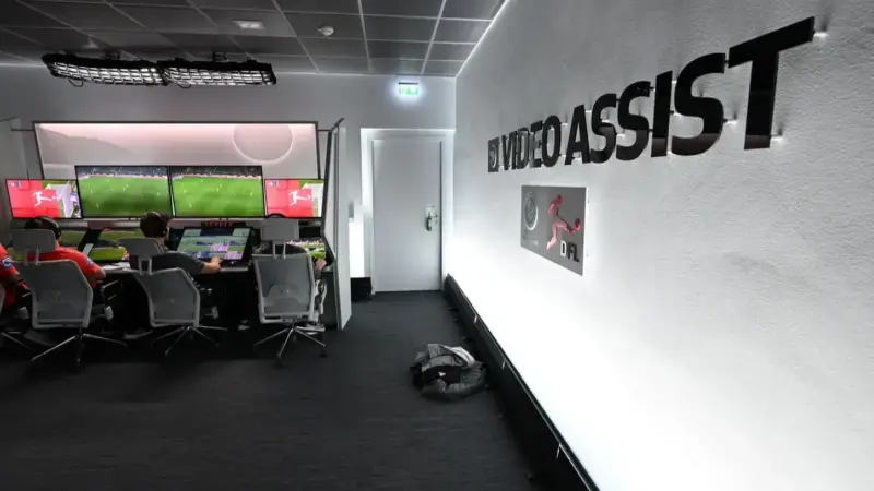 راز «زیرزمین کلن» در تصمیم‌گیری VAR بوندسلیگا که تا ۲۰۲۷ تغییر می‌کند!