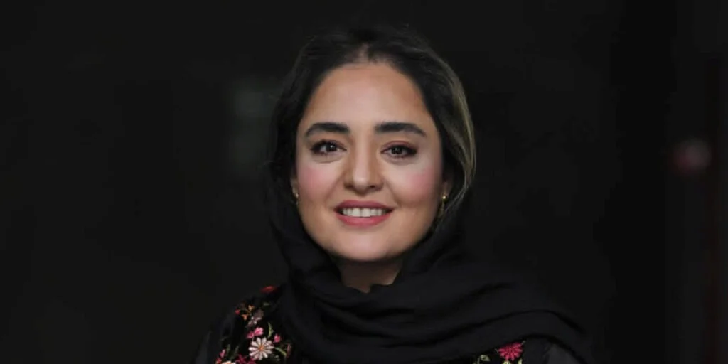 چیدمان لوکس و متفاوت میز شب یلدا نرگس محمدی و علی اوجی در ویلای رویایی‌شان!