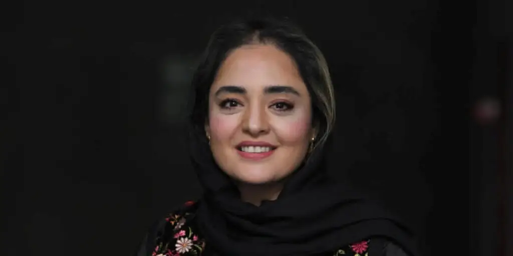 نرگس محمدی با کلاه ترندی و استایل خاص در پشت‌صحنه نمایش؛ چرا همه نگاه‌ها به او جلب شد؟