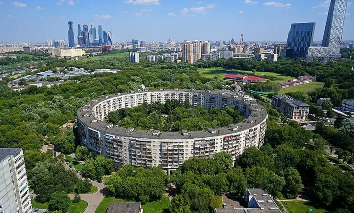 معماری شگفت‌انگیز مجتمع مسکونی دایره‌ای در مسکو که تاریخ را تغییر داد!