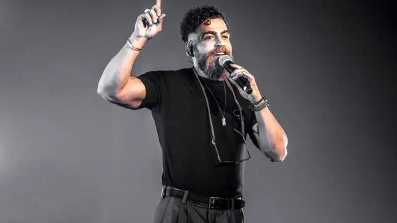 دلى معین زندی در کنسرتش چه حرف‌های جنجالی زد؟ ویدئویی که همه را شوکه کرد!