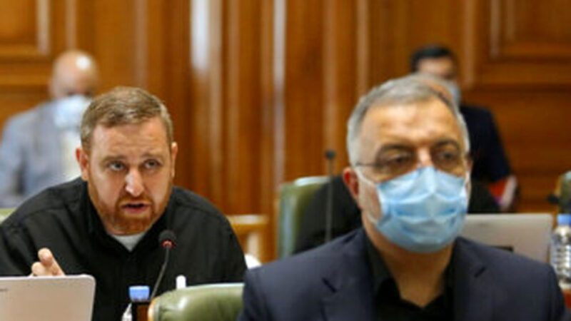 انتقاد تند از نصب گسترده تصاویر زاکانی در شهر