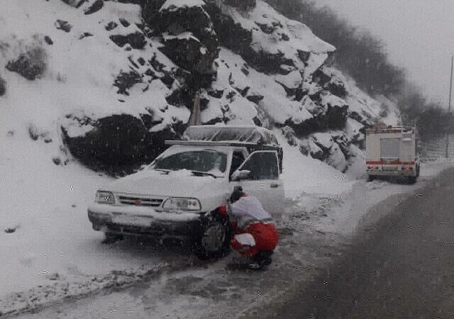 نجات ۵۹۱ خودرو از برف و سیلاب؛ بیش از ۱۰۰۰ نفر در اسکان اضطراری هلال‌احمر!