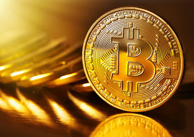 سقوط ناگهانی ۳۵۰۰ دلاری بیت‌کوین در یک ساعت؛ نهنگ‌ها بازی را به هم زدند؟