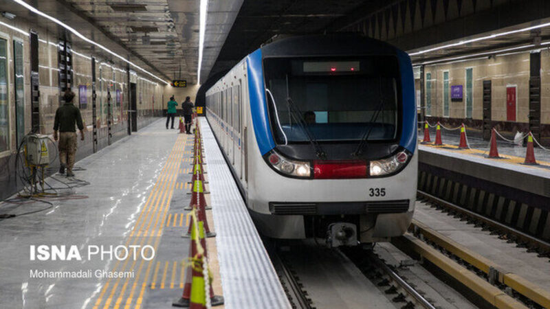 ورود غیرمجاز به حریم ریلی متروی تهران؛ قطار خط دو در ایستگاه فدک متوقف شد!