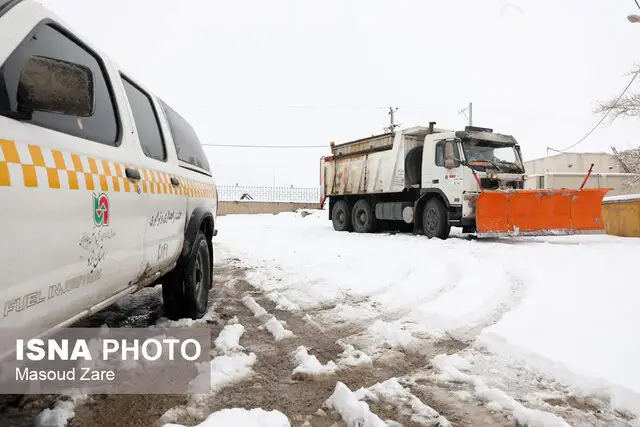 یخبندان سنگین و برف پاییزی در تفت؛ جاده‌ها همچنان باز ماندند!