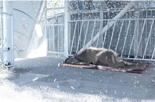 شهرداری اصفهان در سرمای شدید، کمپ حمایت از کارتن‌خواب‌ها را شبانه‌روزی فعال کرد!